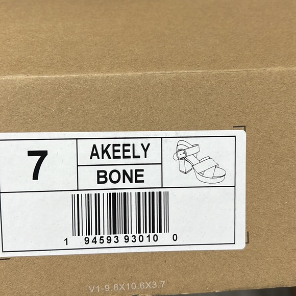 JOURNEE COLLECTION Women's Akeely Platform Sandals - Picture 9 of 11